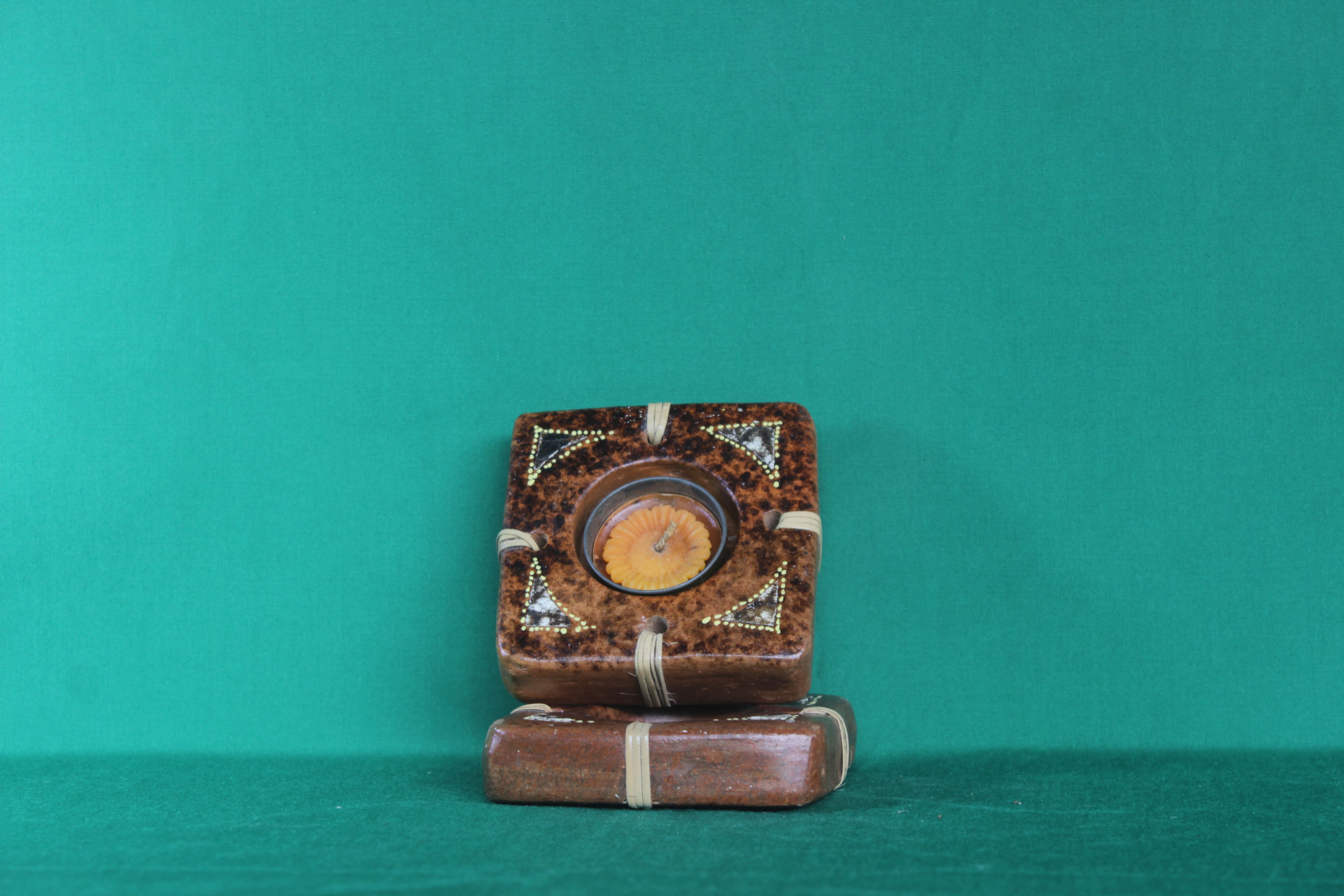 Tempat Lilin Bermotif